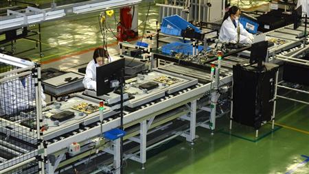 ４Ｋテレビの組み立てを行う作業員ら。「シャープ製品愛用運動」で売り上げは回復するのか＝栃木県矢板市のシャープ栃木工場（織田淳嗣撮影）