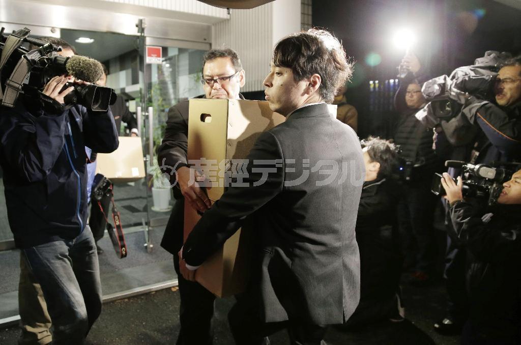 村上世彰（よしあき）氏の長女が代表を務める投資ファンド「Ｃ＆Ｉホールディングス」から押収物を運び出す証券取引等監視委員会の職員＝２０１５年１１月２５日午後、東京都港区（共同）