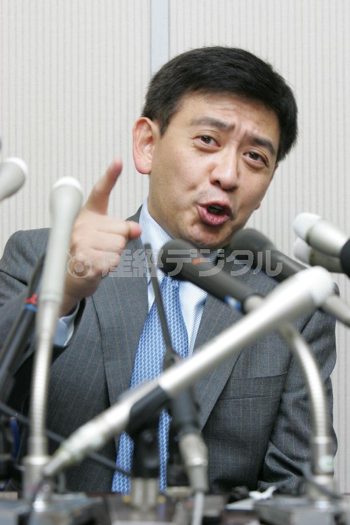 ２００６年６月５日、東京証券取引所で記者会見する村上世彰（よしあき）氏＝東京都中央区日本橋兜町（大西史朗撮影）