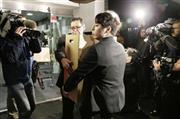 村上世彰（よしあき）氏の長女が代表を務める投資ファンド「Ｃ＆Ｉホールディングス」から押収物を運び出す証券取引等監視委員会の職員＝２０１５年１１月２５日午後、東京都港区（共同）