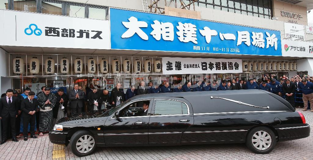 親方衆や関係者は、九州場所が行われている福岡国際センター前で北の湖理事長を乗せた霊柩（れいきゅう）車を見送った＝２０１５年１１月２１日、福岡県福岡市博多区の福岡国際センター（中川春佳撮影）