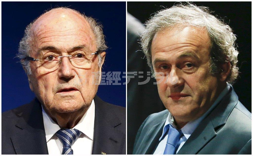 国際サッカー連盟（ＦＩＦＡ）のゼップ・ブラッター会長（左）と、ミシェル・プラティニ副会長＝２０１５年１１月２１日、スイス・チューリッヒ（ロイター）