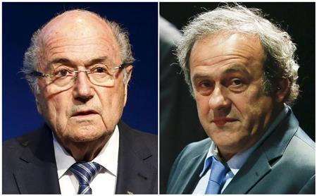 国際サッカー連盟（ＦＩＦＡ）のゼップ・ブラッター会長（左）と、ミシェル・プラティニ副会長＝２０１５年１１月２１日、スイス・チューリッヒ（ロイター）