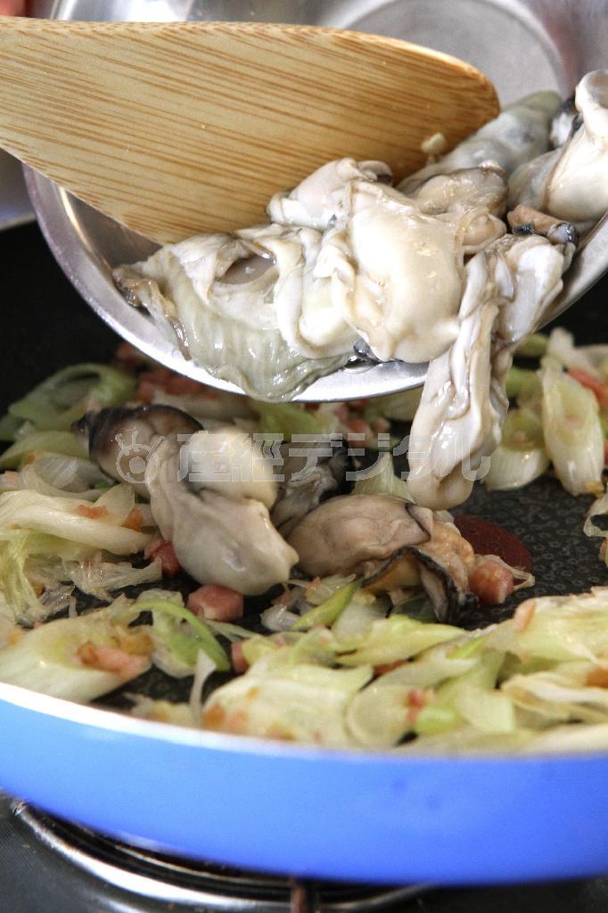 ネギとカキのパスタ（作り方２）＿＿フライパンにオリーブ油、ニンニク、唐辛子を入れ、弱火で炒める。ニンニクが色づいてきたら唐辛子を取り出し、ベーコンを加えてさっと炒める。ネギを加えてしんなりするまで炒め、さらにカキを加えてさっと炒める。