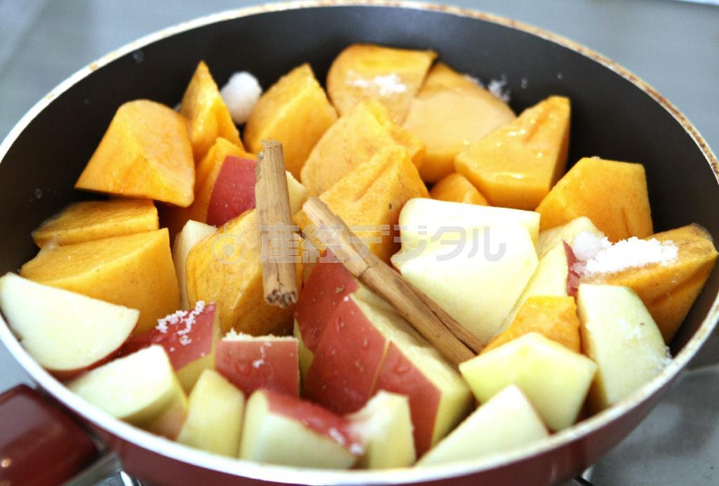 リンゴとカキのコンポート（作り方１）＿＿小鍋（または小フライパン）にリンゴ、カキ、砂糖、レモン汁、水、シナモンを入れて、蓋をして中～強火にかける。