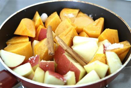 リンゴとカキのコンポート（作り方１）＿＿小鍋（または小フライパン）にリンゴ、カキ、砂糖、レモン汁、水、シナモンを入れて、蓋をして中～強火にかける。