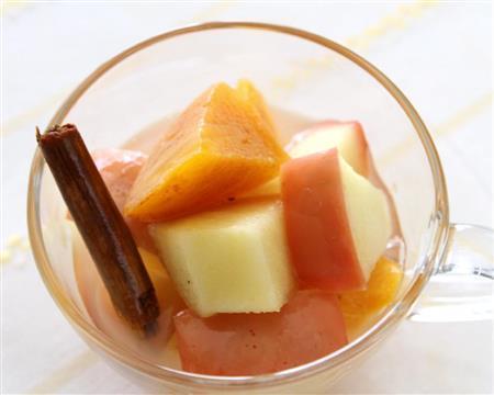 リンゴとカキのコンポート。※９６ｋｃａｌ、塩分０グラム（１人分）