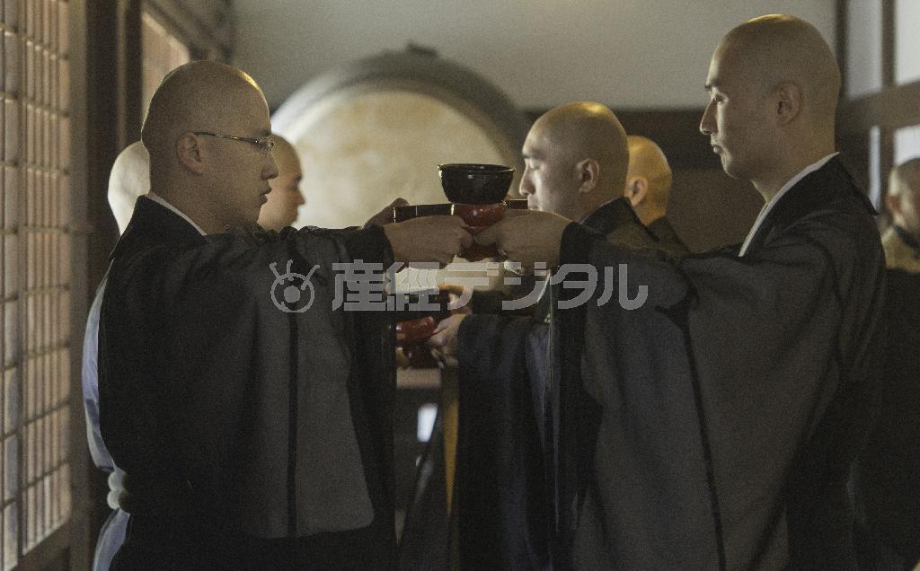 天目茶碗を渡す動きも流れるように正確だ＝２０１５年１０月２４日、神奈川県鎌倉市山ノ内の建長寺龍王殿（渡辺照明撮影）