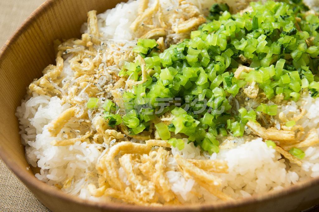 油揚げとじゃこ青菜まぜごはん（松下二郎さん撮影）
