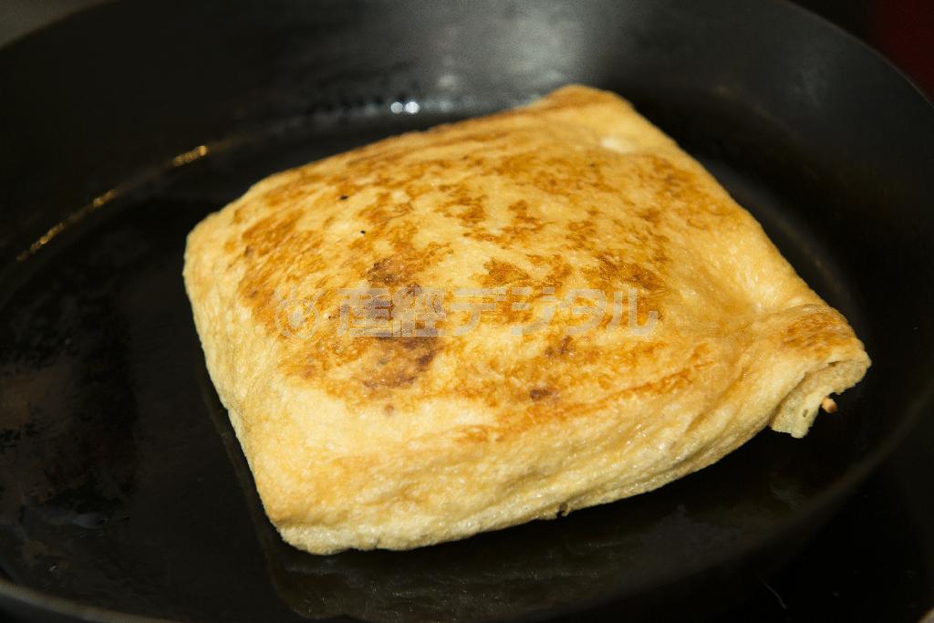 油揚げの贅沢お揚げ焼き。フライパンで焼くとふっくら仕上がる（松下二郎さん撮影）