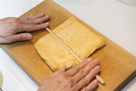 箸を油揚げの上で転がすと開きやすくなる（松下二郎さん撮影）