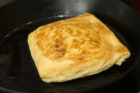 油揚げの贅沢お揚げ焼き。フライパンで焼くとふっくら仕上がる（松下二郎さん撮影）