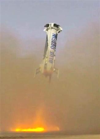逆噴射し着陸を試みるブルー・オリジンのロケット。見事に成功した（ブルー・オリジン提供）