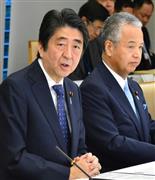 ＴＰＰ総合対策本部の会合であいさつする安倍晋三首相（左）＝２５日午後、首相官邸