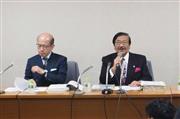 記者会見する第三者委員会報告書格付け委員会の久保利英明委員長（右）＝２６日、東京都千代田区