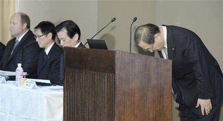 記者会見の冒頭、頭を下げて謝罪する東芝の室町正志社長。左端はウェスチングハウス・エレクトリックのダニエル・ロドリック社長＝２７日午後、東京都港区