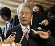 会員企業に賃上げを呼び掛けた「官民対話」終了後、記者の質問に答える経団連の榊原定征会長＝２６日、首相官邸