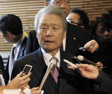 会員企業に賃上げを呼び掛けた「官民対話」終了後、記者の質問に答える経団連の榊原定征会長＝２６日、首相官邸