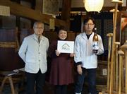 東北酒蔵街道の取材で訪れた蔵、渡會本店の渡會俊正社長（左）と筆者（中）＝２５日、山形県鶴岡市