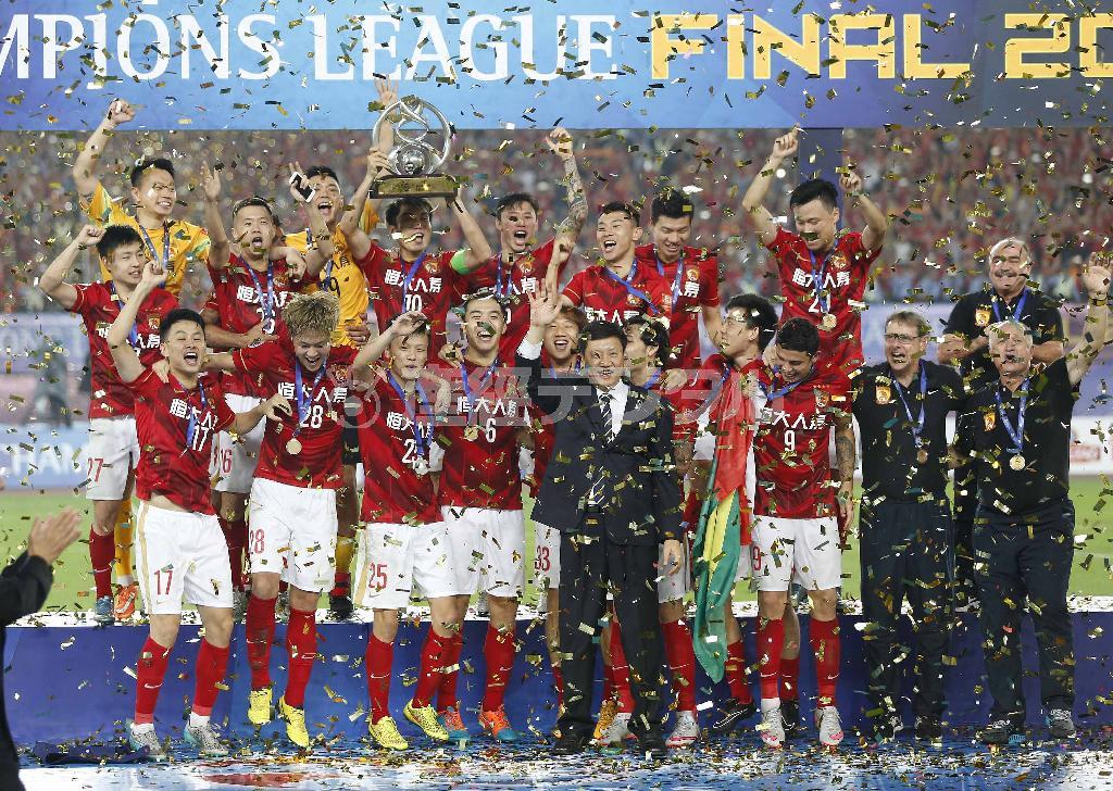 サッカーのアジア・チャンピオンズリーグ（ＡＣＬ）で優勝し、歓喜に沸く広州恒大の選手ら。だが、胸にあるのはスポンサー企業「東風日産」のロゴではなく、親会社の関連企業のロゴに一方的にすり替えられていた＝２０１５年１１月２１日、中国・広東省広州市（ＡＰ）