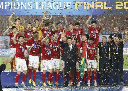 サッカーのアジア・チャンピオンズリーグ（ＡＣＬ）で優勝し、歓喜に沸く広州恒大の選手ら。だが、胸にあるのはスポンサー企業「東風日産」のロゴではなく、親会社の関連企業のロゴに一方的にすり替えられていた＝２０１５年１１月２１日、中国・広東省広州市（ＡＰ）