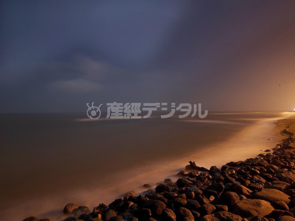 朝焼けに次第に姿を表すカスピ海＝２０１５年１月６日、イラン（井浦新さん撮影）