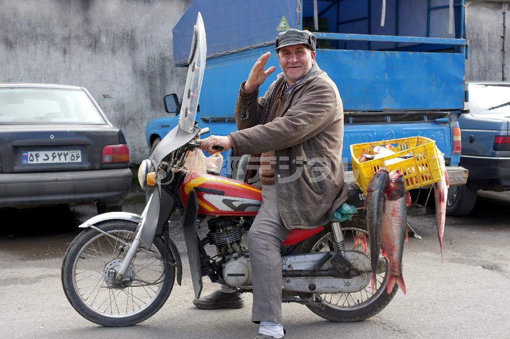 イランの人たちは、みな人懐っこい。アスタラでわざわざバイクを止めて挨拶してくれた男性＝２０１５年１月６日、イラン（井浦新さん撮影）