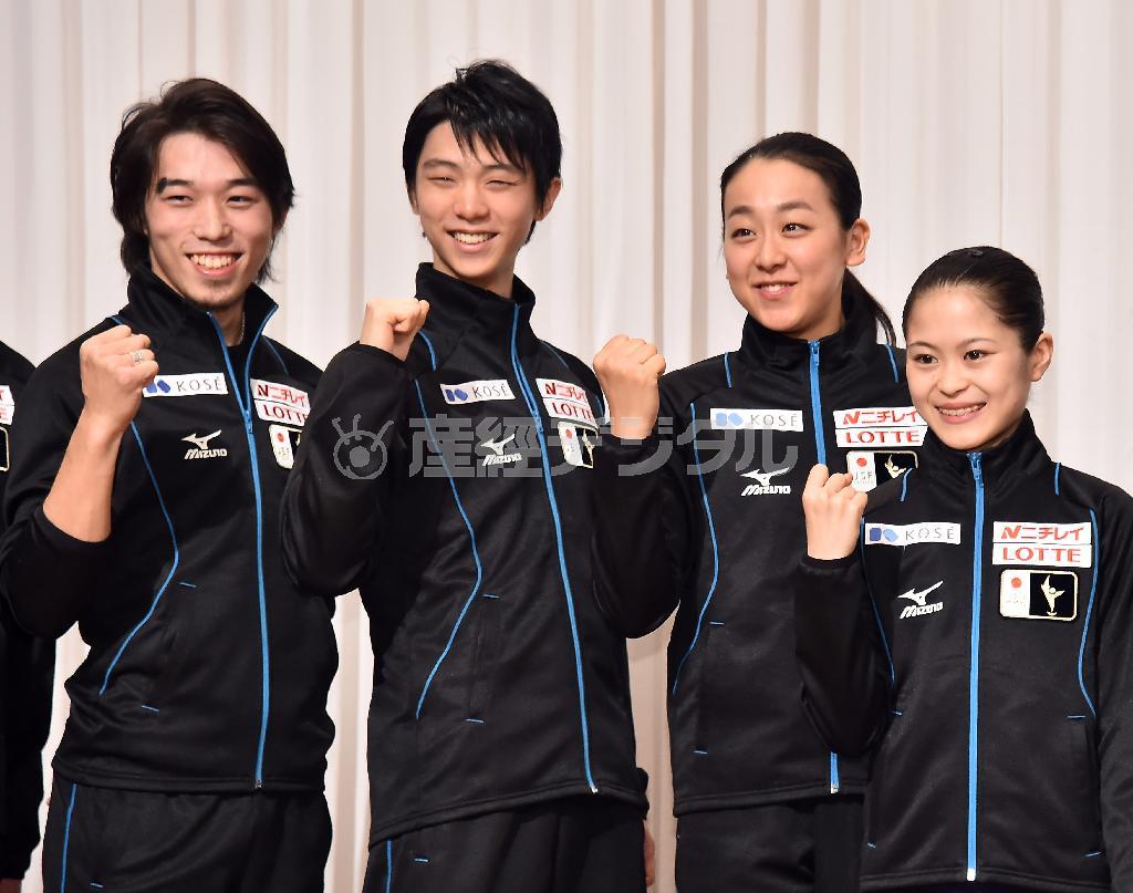 記者会見で笑顔でポーズをとる（左から）無良崇人（むら・たかひと）、羽生結弦（はにゅう・ゆづる）、浅田真央（まお）、宮原知子（さとこ）＝２０１５年１１月２６日、長野県長野市（桐山弘太撮影）