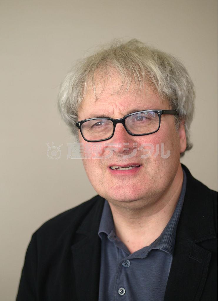 前作「マリリン＿７日間の恋」と同じく女性が主人公。サイモン・カーティス監督は「いつも女性に惹かれる」と語る＝２０１５年（岡本耕治撮影）