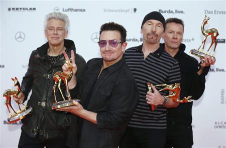 アイルランドの人気ロックバンド「Ｕ２」＝２０１５年１１月２３日、ドイツ・首都ベルリン（ロイター）