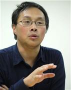 「ＣＧ（コンピューターグラフィックス）と違い、本物のアンドロイドは人間とは何かを問いかけてくる」と語る深田晃司監督（岡本耕治撮影）