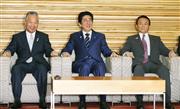 閣議に臨む（左から）甘利経済再生相、安倍首相、麻生財務相＝２７日午前、首相官邸