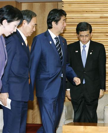閣議に臨む安倍首相＝２７日午前、首相官邸