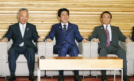 閣議に臨む（左から）甘利経済再生相、安倍首相、麻生財務相＝２７日午前、首相官邸