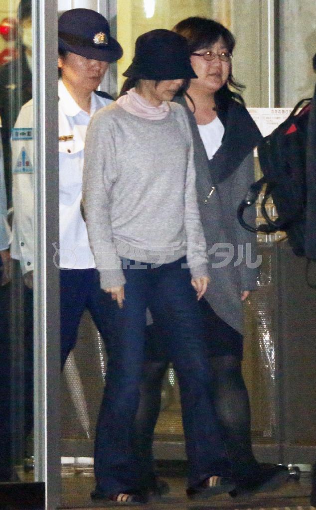 東京高裁での逆転無罪判決を受け、釈放される菊地直子元オウム真理教信者（中央）＝２０１５年１１月２７日午後５時１２分、東京都葛飾区小菅の東京拘置所（共同）