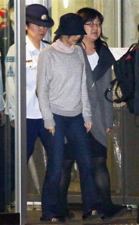 東京高裁での逆転無罪判決を受け、釈放される菊地直子元オウム真理教信者（中央）＝２０１５年１１月２７日午後５時１２分、東京都葛飾区小菅の東京拘置所（共同）