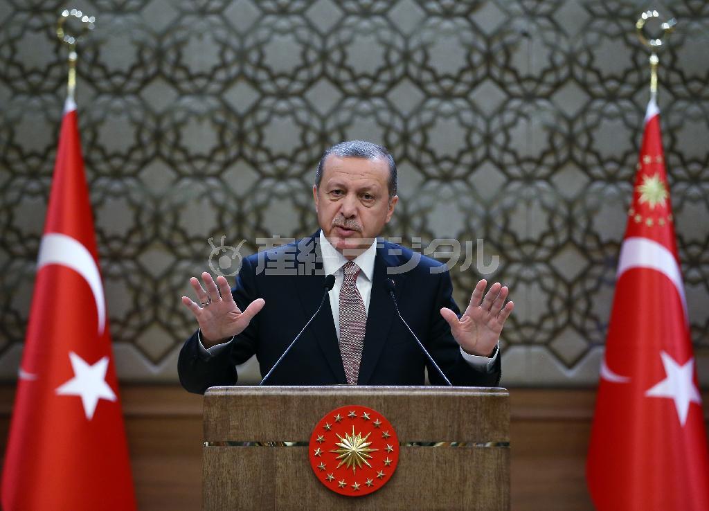 ロシア軍機の撃墜について説明するレジェップ・タイイップ・エルドアン大統領。事態をエスカレートさせるつもりはないと強調するが…＝２０１５年１１月２６日、トルコ・首都アンカラ（ＡＰ）