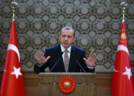 ロシア軍機の撃墜について説明するレジェップ・タイイップ・エルドアン大統領。事態をエスカレートさせるつもりはないと強調するが…＝２０１５年１１月２６日、トルコ・首都アンカラ（ＡＰ）