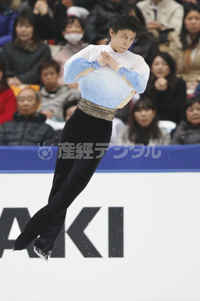 男子ＳＰで４回転ジャンプを成功させる羽生結弦（はにゅう・ゆづる）＝２０１５年１１月２７日、長野県長野市のビッグハット（共同）