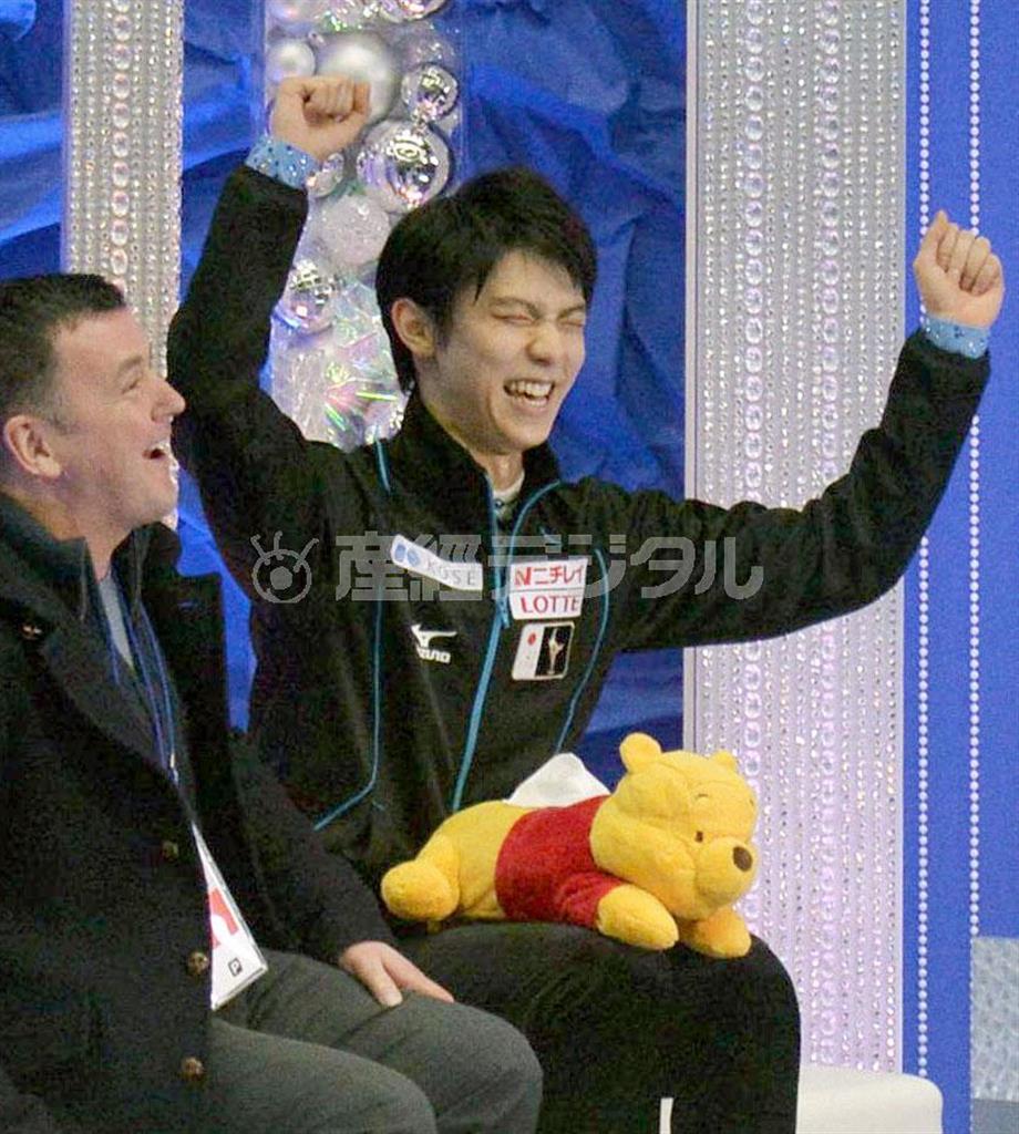 男子ＳＰで自身の世界歴代最高得点を更新し、ガッツポーズする羽生結弦（はにゅう・ゆづる）＝２０１５年１１月２７日、長野県長野市のビッグハット（共同）