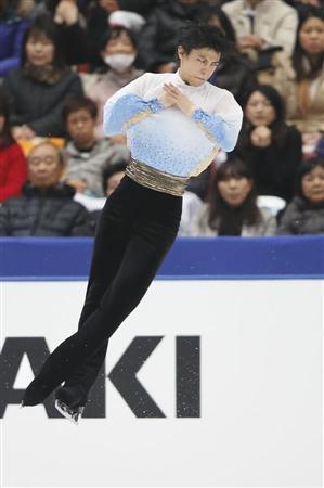 男子ＳＰで４回転ジャンプを成功させる羽生結弦（はにゅう・ゆづる）＝２０１５年１１月２７日、長野県長野市のビッグハット（共同）