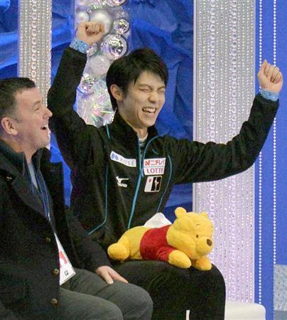 男子ＳＰで自身の世界歴代最高得点を更新し、ガッツポーズする羽生結弦（はにゅう・ゆづる）＝２０１５年１１月２７日、長野県長野市のビッグハット（共同）