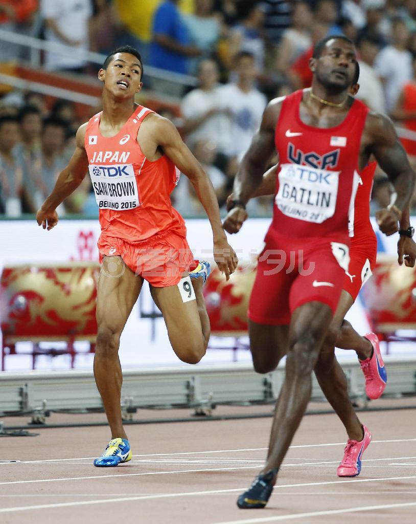 ８月の世界陸上選手権男子２００メートル準決勝でゴールするサニブラウン・ハキーム（左）＝２０１５年、中国・首都北京市（共同）