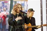 米ＮＢＣの番組に出演し生歌声を披露するアデル。新作アルバム「２５」は世界で記録的なセールスをみせている＝２０１５年１１月２５日、米ニューヨーク（ＡＰ）