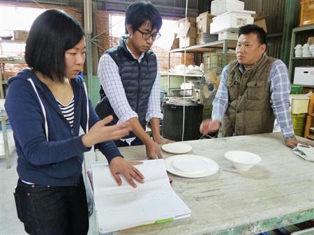 新商品について話し合う深山の松田絵里加さん（左）と柴田正太郎さん（右）ら＝１０月、岐阜県瑞浪市