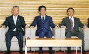 閣議に臨む安倍晋三首相（中央）ら＝２７日午前、首相官邸