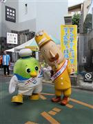 アンテナショップフェスティバルには「トリピー」（鳥取県・左）や「レルヒさん」（新潟県）などご当地キャラクターも登場した