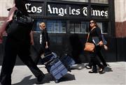 ロサンゼルス・タイムズ紙の本社前を行き来する人々。米西海岸きっての名門紙にも大量記者減らしの波が押し寄せた＝ロサンゼルス（ＡＰ）