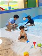 ナムコが開設した遊び体験施設「アソミックス」内に登場したバンダイナムコエンターテインメントの「屋内砂浜海の子」。プロジェクターによる投影で屋内に海を再現している＝神奈川県海老名市