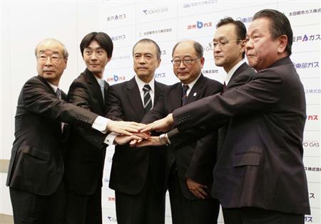 首都圏の都市ガス５社との提携を発表する東京ガスの広瀬道明社長（左から３人目）＝２４日午後、東京都千代田区